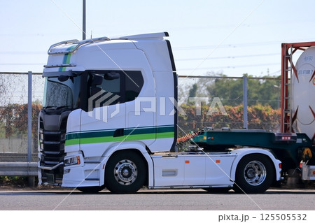 スウェーデン製のトレーラートラック 125505532