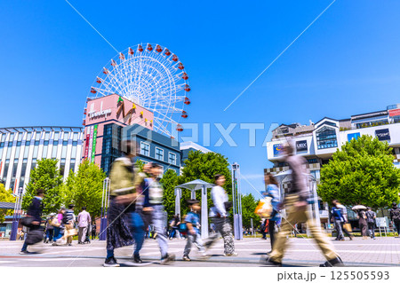 日本の横浜都市景観 センター北駅前、都築阪急の観覧車などを望む 125505593
