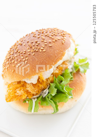 おいしい白身魚フライのタルタルソースフィッシュバーガー 125505783