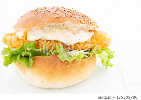 おいしい白身魚フライのタルタルソースフィッシュバーガー 125505786