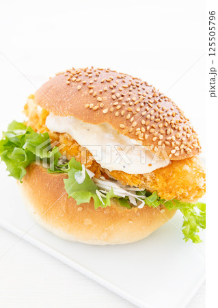 おいしい白身魚フライのタルタルソースフィッシュバーガー 125505796