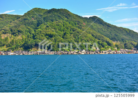 関西・近畿・丹後半島・伊根の舟屋・対岸から眺める海の京都、亀島側の舟屋の風景・京都府伊根町(5) 関西・近畿・丹後半島・伊根の舟屋・対岸から眺める海の京都、亀島側の舟屋の風景・京都府伊根町(5) 125505999