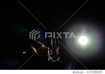 An engaging Light Refraction Experiment using a Prism and the interaction of hands An engaging Light Refraction Experiment using a Prism and the interaction of hands 125506085