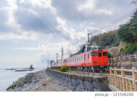 （富山県）雨晴海岸を走る氷見線の列車 125506288