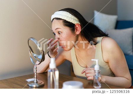 顔のシミが気になるミドル女性 125506316