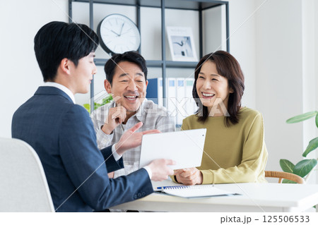 プランナーに相談するミドルの夫婦 125506533