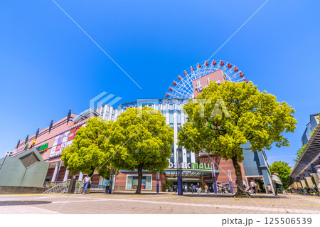 日本の横浜都市景観 センター北駅前、都築阪急の観覧車などを望む 日本の横浜都市景観 センター北駅前、都築阪急の観覧車などを望む 125506539
