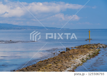 (富山県)雨晴海岸 富山湾・能登方面を望む (富山県)雨晴海岸 富山湾・能登方面を望む 125506793