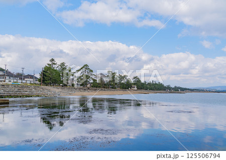（富山県）雨晴海岸　富山湾・能登方面を望む 125506794