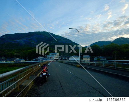 夜明けのバイク 125506885
