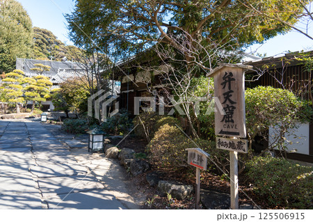 鎌倉　長谷寺　金色提灯の山門 125506915