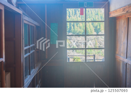 【旧木沢小学校】非常口の風景【飯田市】 125507093