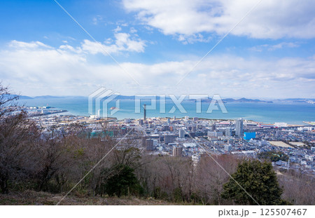 青ノ山山頂展望台から見る宇多津町の町並み 125507467