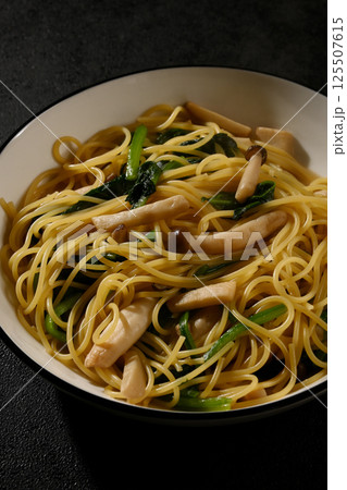 きのこと法蓮草の和風パスタ 125507615