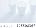 白バックに白い紙コップ 125508367