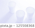 白バックに白い紙コップ 125508368