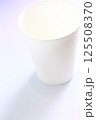 白バックに白い紙コップ 125508370