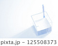 白バックに白いメモホルダー、背景素材 125508373