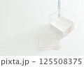 白バックに白いメモホルダー、背景素材 125508375