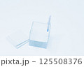 白バックに白いメモホルダー、背景素材 125508376