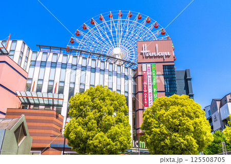 日本の横浜都市景観 センター北駅前、都築阪急の観覧車などを望む 125508705