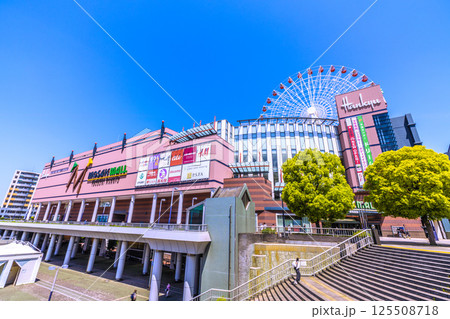 日本の横浜都市景観 センター北駅前、都築阪急の観覧車などを望む 日本の横浜都市景観 センター北駅前、都築阪急の観覧車などを望む 125508718