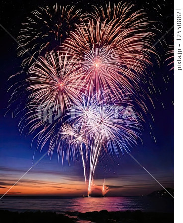 《AI画像》夜空に打ち上がる大輪の花火 125508821