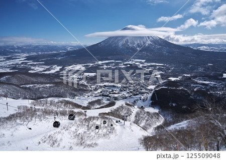 ニセコ東急 グラン・ヒラフ・ゲレンデのスーパーコースからエースゴンドラと羊蹄山を望む 125509048