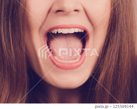 Woman with white teeth and red lipstick smile 125509144