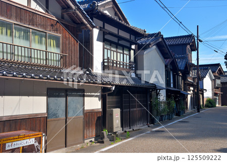 関西・近畿・丹後半島・伊根の舟屋・江戸時代から続く海の京都の町を散策するイメージ・京都府伊根町(1) 関西・近畿・丹後半島・伊根の舟屋・江戸時代から続く海の京都の町を散策するイメージ・京都府伊根町(1) 125509222