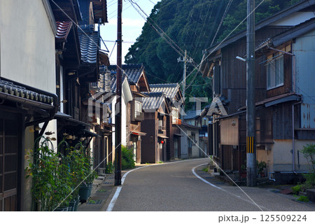関西・近畿・丹後半島・伊根の舟屋・江戸時代から続く海の京都の町を散策するイメージ・京都府伊根町(3) 125509224