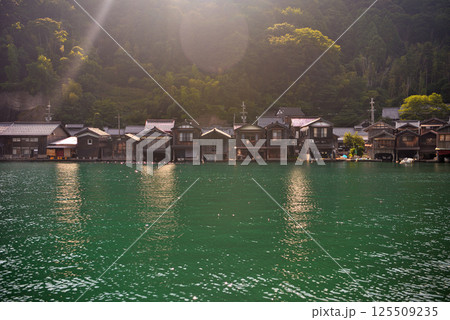 関西・近畿・丹後半島・伊根の舟屋・伊根町七面山駐車場から眺める対岸の舟屋の景色・京都府伊根町(3) 関西・近畿・丹後半島・伊根の舟屋・伊根町七面山駐車場から眺める対岸の舟屋の景色・京都府伊根町(3) 125509235