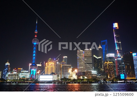 上海 浦東開発35周年記念イベントでライトアップされたビル群の夜景 上海 浦東開発35周年記念イベントでライトアップされたビル群の夜景 125509600