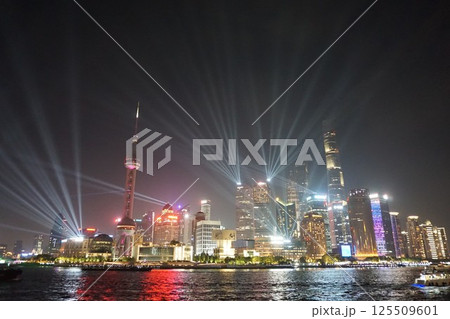 上海 浦東開発35周年記念イベントでライトアップされたビル群の夜景 上海 浦東開発35周年記念イベントでライトアップされたビル群の夜景 125509601