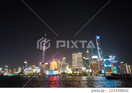 上海　浦東開発35周年記念イベントでライトアップされたビル群の夜景 125509602