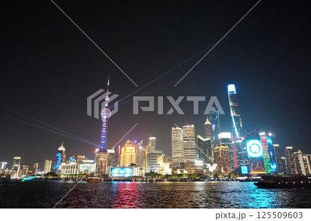 上海　浦東開発35周年記念イベントでライトアップされたビル群の夜景 125509603