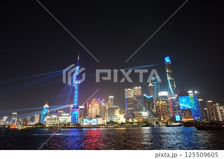 上海　浦東開発35周年記念イベントでライトアップされたビル群の夜景 125509605