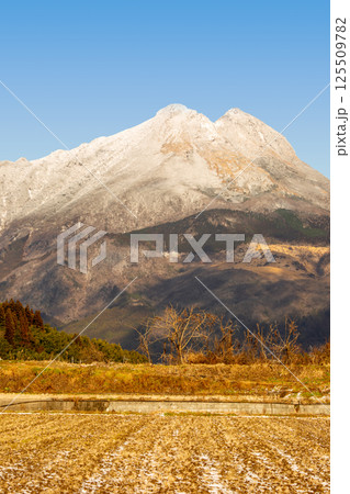 冬の湯布院 由布岳の積雪と青空 冬の湯布院 由布岳の積雪と青空 125509782
