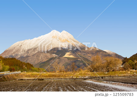 冬の湯布院　由布岳の積雪と青空 125509783