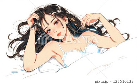 ベッドで寝ているキャミソールを着た女性 125510135