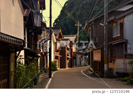 関西・近畿・丹後半島・伊根の舟屋・夕陽に染まる海の京都の町を散策するイメージ・京都府伊根町(1) 125510196