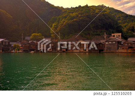 関西・近畿・丹後半島・伊根の舟屋・夕陽の風景、七面山駐車場から眺める対岸の舟屋・京都府伊根町(1) 125510203