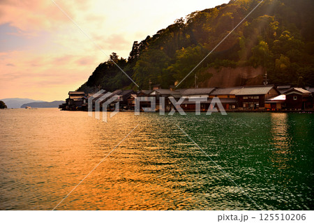 関西・近畿・丹後半島・伊根の舟屋・夕陽の風景、七面山駐車場から眺める対岸の舟屋・京都府伊根町(4) 125510206
