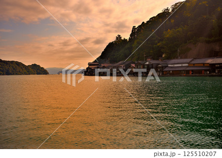 関西・近畿・丹後半島・伊根の舟屋・夕陽の風景、七面山駐車場から眺める対岸の舟屋・京都府伊根町(5) 125510207