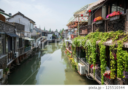 Rooftop restaurant along Zhujiajiao water town in spring, Shanghai Rooftop restaurant along Zhujiajiao water town in spring, Shanghai 125510344