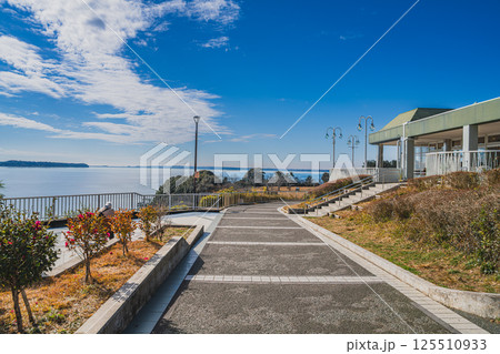 青空に映える浜松市の浜名湖サービスエリア(静岡県) 125510933