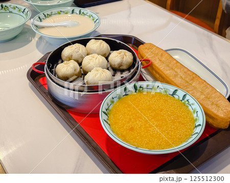 中国 アジア朝食 小籠包 おかゆ 揚げパン 中国 アジア朝食 小籠包 おかゆ 揚げパン 125512300