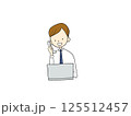 パソコンしながら電話している男性 125512457