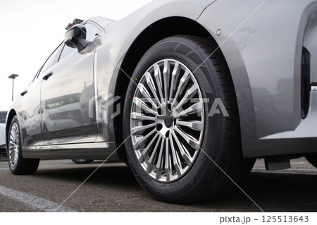 タイヤイメージ　高級セダンのコンフォートタイヤ 125513643