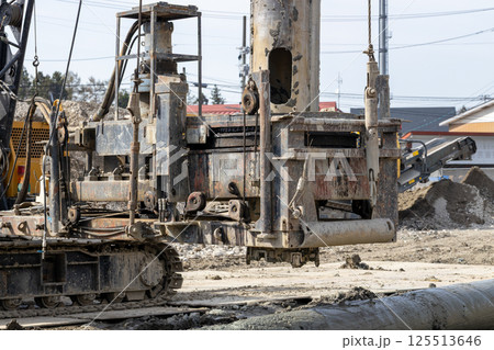 杭抜き工事の建設機械 125513646